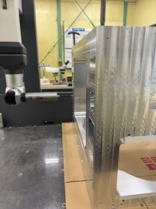 弊社の機械は先端の測定部を自由に動かして測定することが可能ですので今回のような厚みがあり通常の測定が出来なくても、先端部分を９０°角度を振って測定することが出来ます。