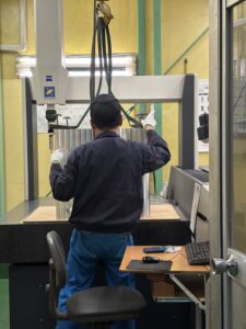 弊社はクレーンでワークを搬入出来ますので楽々載せることが可能です。